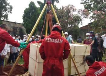 Petugas Damkar Jaktim membantu proses pemakaman jenazah seberat 300 kg di Duren Sawit, Jakarta Timur. (Dok. Sudin Gulkarmat Jaktim)
