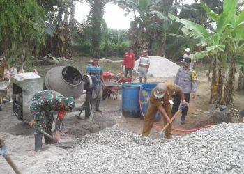 Suasana pengerjaan Pengerjaan rabat beton di Huta I Panombean yang diikuti Camat Bosar Maligas.