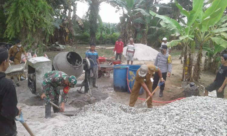 Suasana pengerjaan Pengerjaan rabat beton di Huta I Panombean yang diikuti Camat Bosar Maligas.