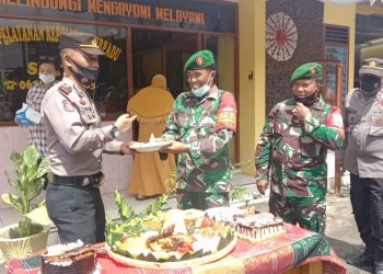 Danramil Model 08/STR, Kapten Arh P. Siagian, memberikan surprise dengan membawa kue tart dan nasi tumpeng, kemudian menyerahkannya kepada Kapolsek Bangun, AKP L.S Gultom SH.