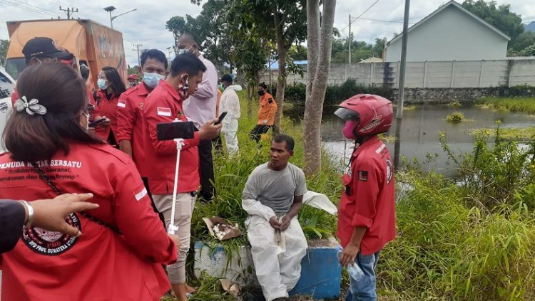 Pasien Covid-19, Salamat Sianipar (45), saat akan dievakuasi ke Rumah Sakit Umum Porsea Toba, Sabtu (24/7/2021). (Foto: Polres Toba)