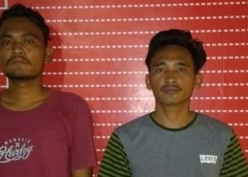 Foto kedua pelaku saat di kantor Polsek Firdaus.