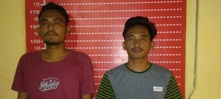 Foto kedua pelaku saat di kantor Polsek Firdaus.
