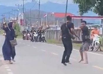 Emak-emak berusaha membubarkan perkelahian dua pria yang menggunakan senjata tajam. Peristiwa disebut terjadi di Kabupaten Sidrap, Sulawesi Selatan [SuaraSulsel.id / Istimewa]