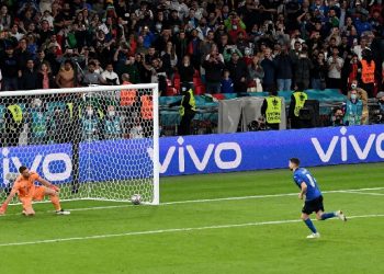 Jorginho sukses mengecoh Unai Simon dengan gaya penaltinya yang ikonik. (foto: Reuters)