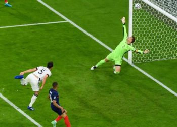 Bek Timnas Jerman Mats Hummels gol bunuh diri saat melawan Prancis. (Foto: The Times)