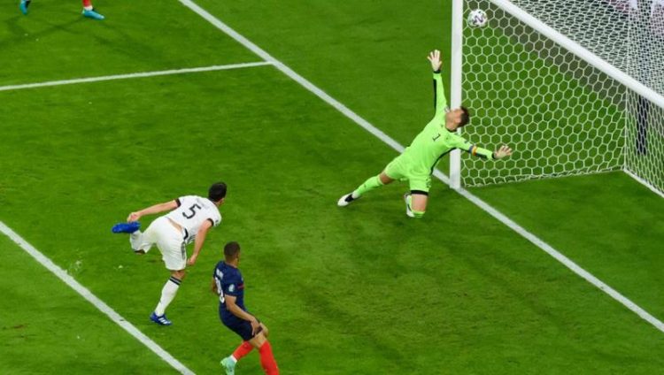 Bek Timnas Jerman Mats Hummels gol bunuh diri saat melawan Prancis. (Foto: The Times)