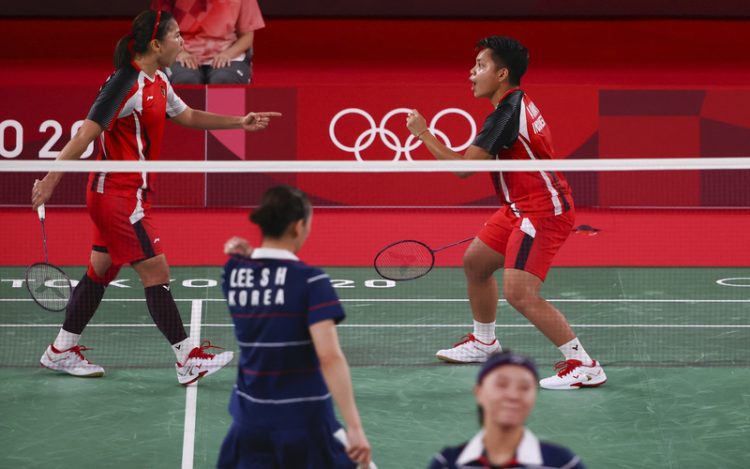 Pebulu tangkis ganda putri Gresyia Polii dan Apriyani Rahayu mengalahkan wakil Korea Selatan, So Hee Lee dan Seung Chan Shin, pada semifinal Olimpiade Tokyo 2020 di Musashino Forest Sports Plaza, Sabtu (31/7/2021). (Foto: REUTERS/Hamad I Mohammed)