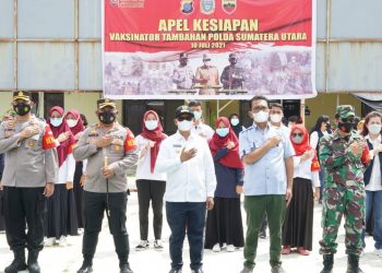Foto bersama disela-sela kegiatan.