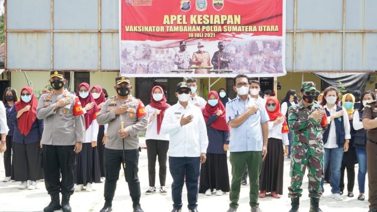 Foto bersama disela-sela kegiatan.