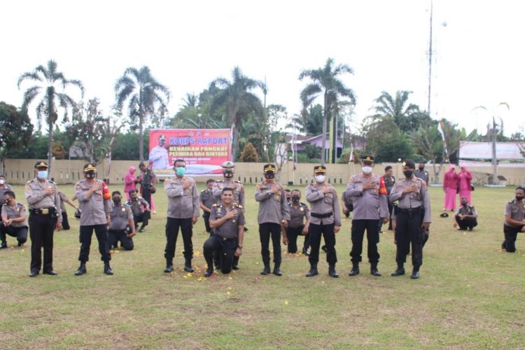 Foto bersama disela-sela upacara korps raport kenaikan pangkat.