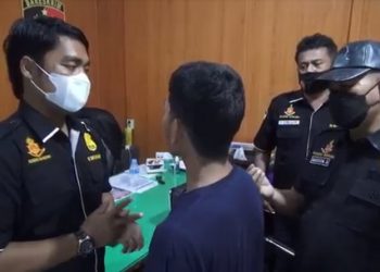 FR saat diperiksa personel Satres Narkoba Polres Madina karena menjadi kurir 10 kg ganja. (Foto: iNews/Ahmad Husein Lubis)