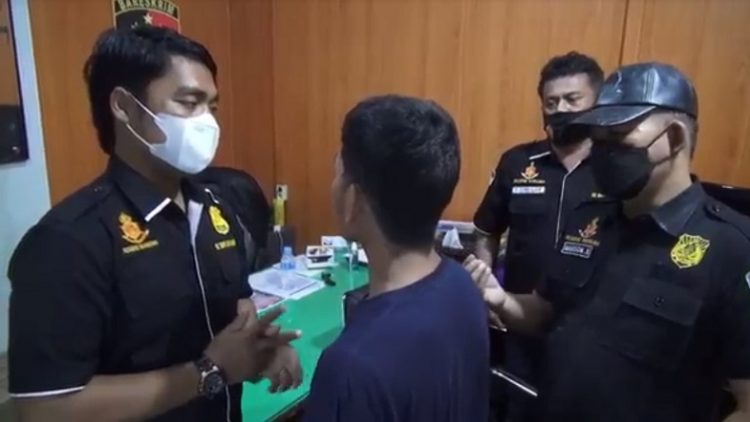 FR saat diperiksa personel Satres Narkoba Polres Madina karena menjadi kurir 10 kg ganja. (Foto: iNews/Ahmad Husein Lubis)