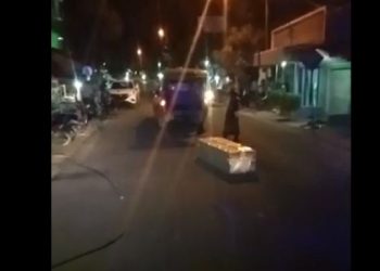 Sebuah peti jenazah terlempar dari Ambulance di Gresik [Suara.com/Amin Alamsyah]