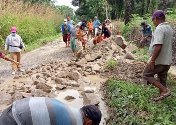 Masyarakat Nagori Banu Raya, Kecamatan Raya Kahean, Kabupaten Simalungun, Sumut, memperbaiki jalan kabupaten, penghubung Nagori Banu Raya dengan Nagori Panduman, sepanjang 1 KM, Sabtu (03/07/2021).
