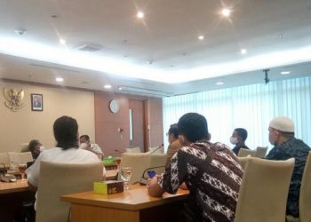 Perwakilan guru yang tergabung dalam Forum Honorer Indonesia (FHI) Sumatera Utara mendatangi gedung DPRD Sumut. [Ist]