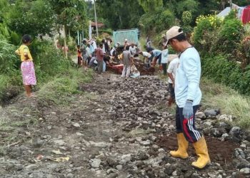 Masyarakat Dolok Silou perbaiki jalan.