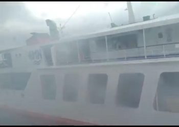 Kapal Feri Gunsa 8 yang mengangkut 83 penumpang dan 19 ABK terbakar di perairan Selat Bangka, Senin (12/7/2021). Seluruh penumpang dan ABK berhasil dievakuasi. Foto: iNews.id/Rizki Ramadhani