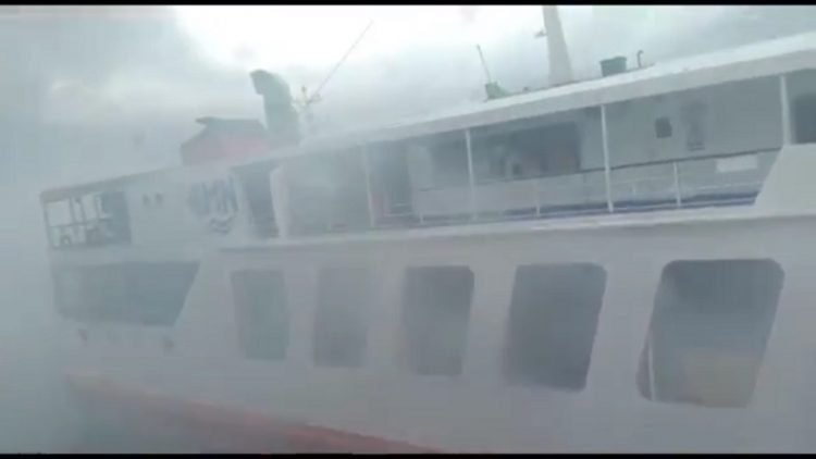 Kapal Feri Gunsa 8 yang mengangkut 83 penumpang dan 19 ABK terbakar di perairan Selat Bangka, Senin (12/7/2021). Seluruh penumpang dan ABK berhasil dievakuasi. Foto: iNews.id/Rizki Ramadhani