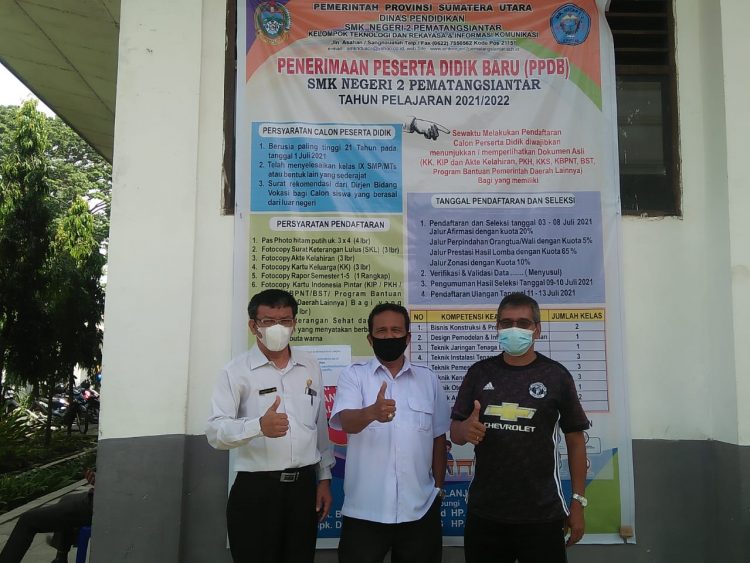 Plt Kepala Sekolah (Kasek) SMK Negeri Pematangsiantar, Sabar Silaen SP.d, MSi (kiri), didampingi Ketua Panitia PPDB, Drs Puspito (tengah) dan Humas SMK Negeri 2 Pematangsiantar, Drs Jannes Simangunsong yang ditemui Ruangpers.com, di Aula SMK Negeri 2 Pematangsiantar, Jalan Asahan Pematangsiantar, Rabu (7/7/2021).