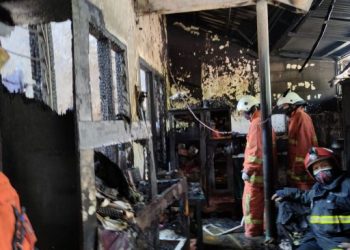 Kebakaran di kawasan Sukolilo Kota Surabaya [SuaraJatim/Dimas Angga]
