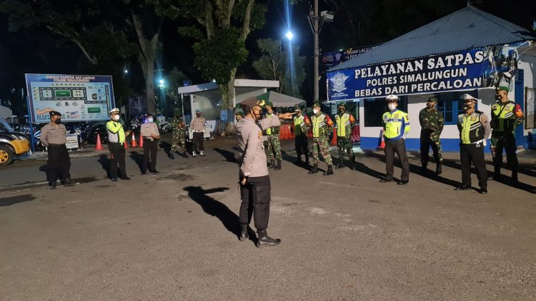 Kabag Ops Polres Simalungun, Kompol Suriyanto saat memberikan arahan kepada para personel.