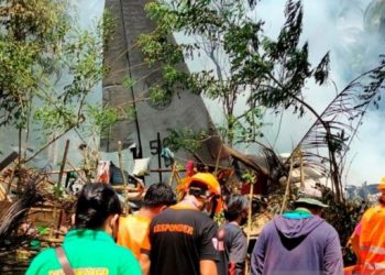 Petugas kesehatan membawa korban jatuhnya pesawat Lockheed C-130 Angkatan Udara Filipina di Patikul, provinsi Sulu, Filipina (4/7/2021). ANTARA FOTO/Armed Forces of the Philippines - Joint Task Force Sulu/Handout via REUTERS /aww.