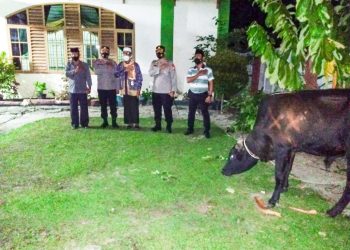 Foto bersama usai menyerahkan hewan kurban dari Kapolda Sumut.