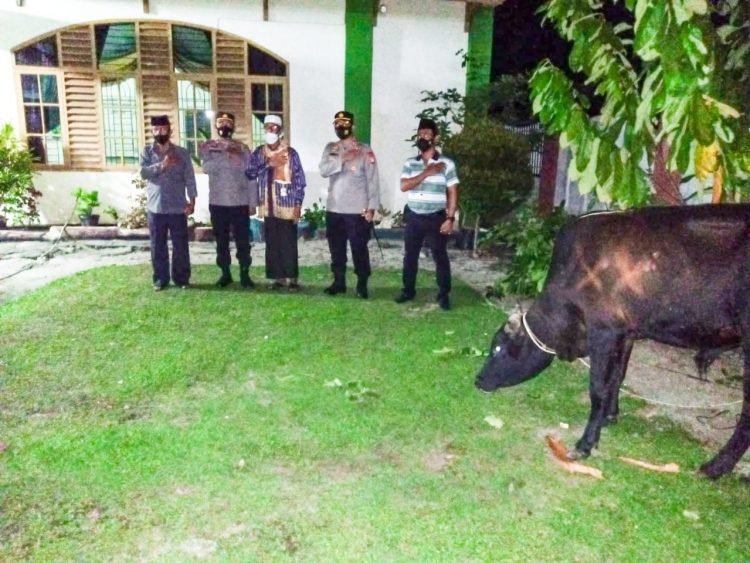 Foto bersama usai menyerahkan hewan kurban dari Kapolda Sumut.