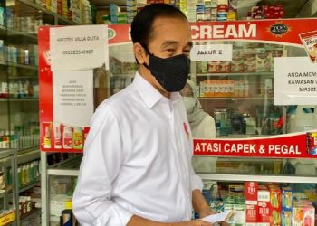 Presiden Jokowi mendadak mengunjungi sebuah apotek di Bogor Jokowi mengecek langsung ketersediaan obat antivirus hingga vitamin. Foto: Biro Pers Sekretariat Presiden