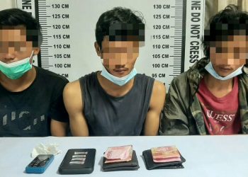Foto ketiga terduga pelaku dan barang bukti yang diamankan Polisi.