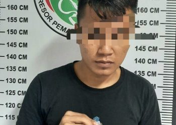 Foto pelaku memegang barang bukti sabu.
