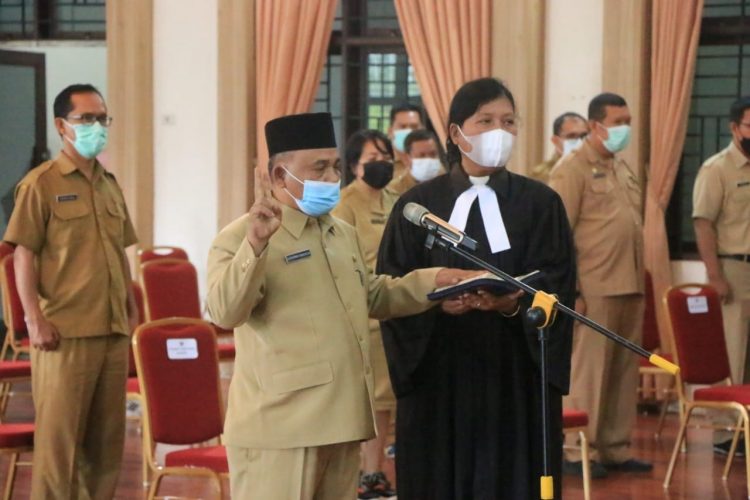 Sudiahman Saragih SH, dilantik sebagai penjabat Sekretaris Daerah Kabupaten Simalungun, di Balei Harungguan Kantor Bupati Simalungun Pamatang Raya,  Sumut,  Selasa (6/7/2021).