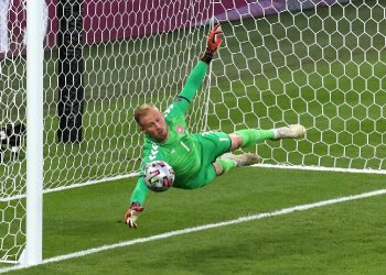 Kiper Denmark Kasper Schmeichel saat melawan Inggris di semifinal Euro 2020. Namun dia menjadi korban kejahilan penonton di Stadion Wembley. (foto: REUTERS)