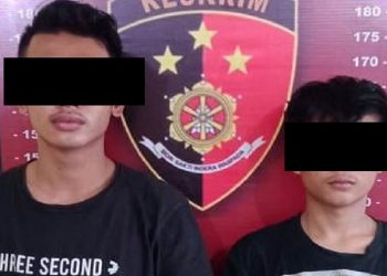 Kedua tersangka saat diamankan petugas di Mapolsek Tanjungmorawa. (Foto: istimewa)