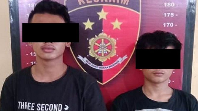 Kedua tersangka saat diamankan petugas di Mapolsek Tanjungmorawa. (Foto: istimewa)