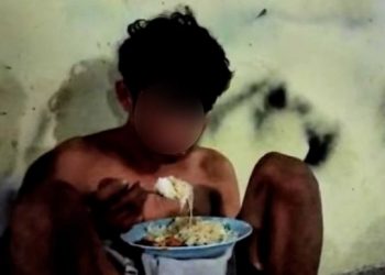 Tangkapan layat pria diduga pelaku pencurian menyantap makanan yang diberikan warga. [Ist]
