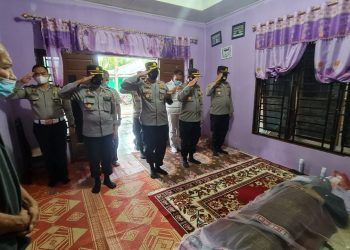 Kapolres Simalungun, AKBP Nicolas Dedy Arifianto SH, SIK, MH, bersama Pejabat Utama (PJU), saat melayat jenazah AIPDA Roi Simarmata (38), di rumah duka, Jalan Kartini Ujung, Gang Langgar, Kelurahan Perdagangan III, Kecamatan Bandar, Kabupaten Simalungun, Kamis (29/7/2021) sore, sekira pukul 15.30 WIB.