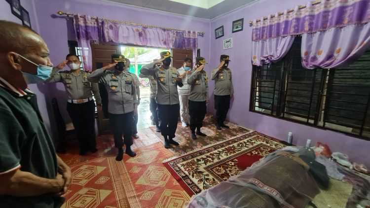 Kapolres Simalungun, AKBP Nicolas Dedy Arifianto SH, SIK, MH, bersama Pejabat Utama (PJU), saat melayat jenazah AIPDA Roi Simarmata (38), di rumah duka, Jalan Kartini Ujung, Gang Langgar, Kelurahan Perdagangan III, Kecamatan Bandar, Kabupaten Simalungun, Kamis (29/7/2021) sore, sekira pukul 15.30 WIB.