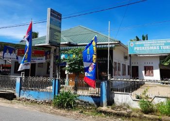 Puskesmas Tukka di Tapanuli Tengah ditutup sementara setelah 10 nakes terpapar Covid-19. (Foto: Inews/Raymond)