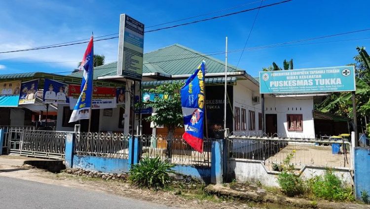 Puskesmas Tukka di Tapanuli Tengah ditutup sementara setelah 10 nakes terpapar Covid-19. (Foto: Inews/Raymond)