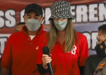 Aktris Nia Ramadhani usai menyampaikan pernyataan dan permintaan maaf dihadapan awak media saat rilis kasus narkoba yang menjeratnya di Polres Metro Jakarta Pusat, Sabtu (10/7/2021). [Suara.com/Alfian Winanto]