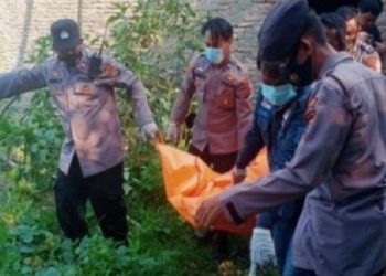 Polisi saat mengevakuasi mayat korban yang ditemukan gantung diri untuk dievakuasi ke RS Bhayangkari. (ANTARA/Polres TT)