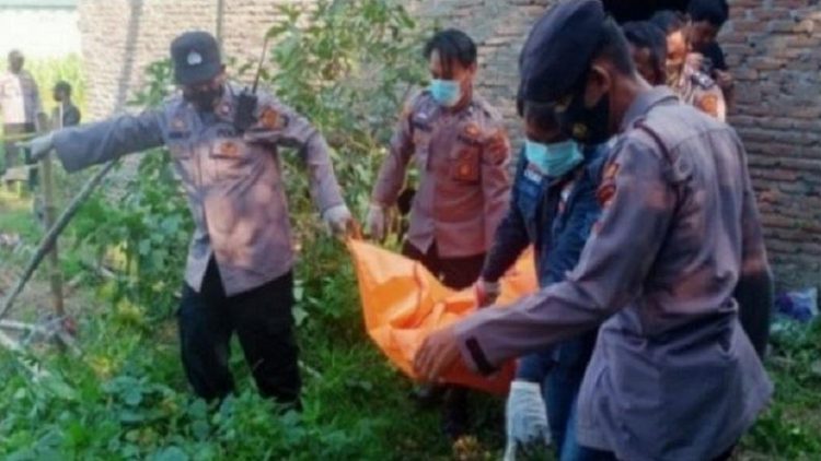 Polisi saat mengevakuasi mayat korban yang ditemukan gantung diri untuk dievakuasi ke RS Bhayangkari. (ANTARA/Polres TT)