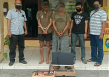 Foto kedua pelaku pencurian diamankan Polsek Siantar Martoba.