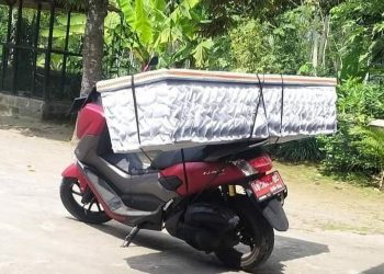 Kades di Klaten angkut peti mati pakai motor, Selasa (20/7/2021). (Foto: Tangkapan layar media sosial)