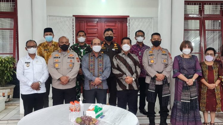 Foto bersama usai acara pisah sambut Kapolres Simalungun dan Ketua PN Simalungun, di Rumah Dinas Wakil Bupati Simalungun.