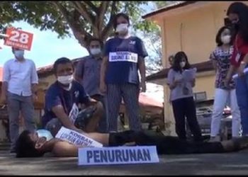 Suami istri tersangka pembunuhan saat memeragakan adegan menghabisi pria selingkuhan di Sergai. (Foto: iNews/Abd Sani Hasibuan)