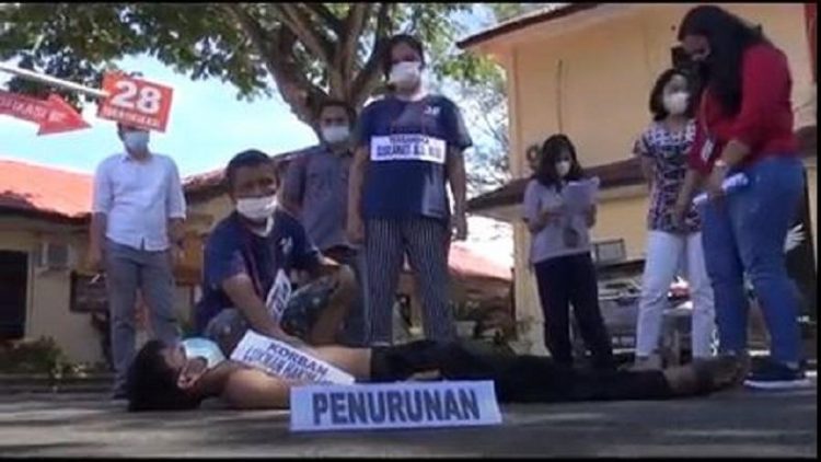 Suami istri tersangka pembunuhan saat memeragakan adegan menghabisi pria selingkuhan di Sergai. (Foto: iNews/Abd Sani Hasibuan)