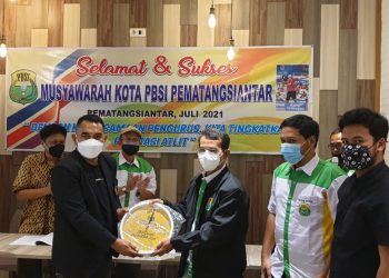 Suasana pemberian cendramata oleh peserta Muskot PBSI Pematangsiantar.